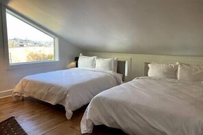 3 slaapkamers, een bureau, een strijkplank/strijkijzer, reisbedje
