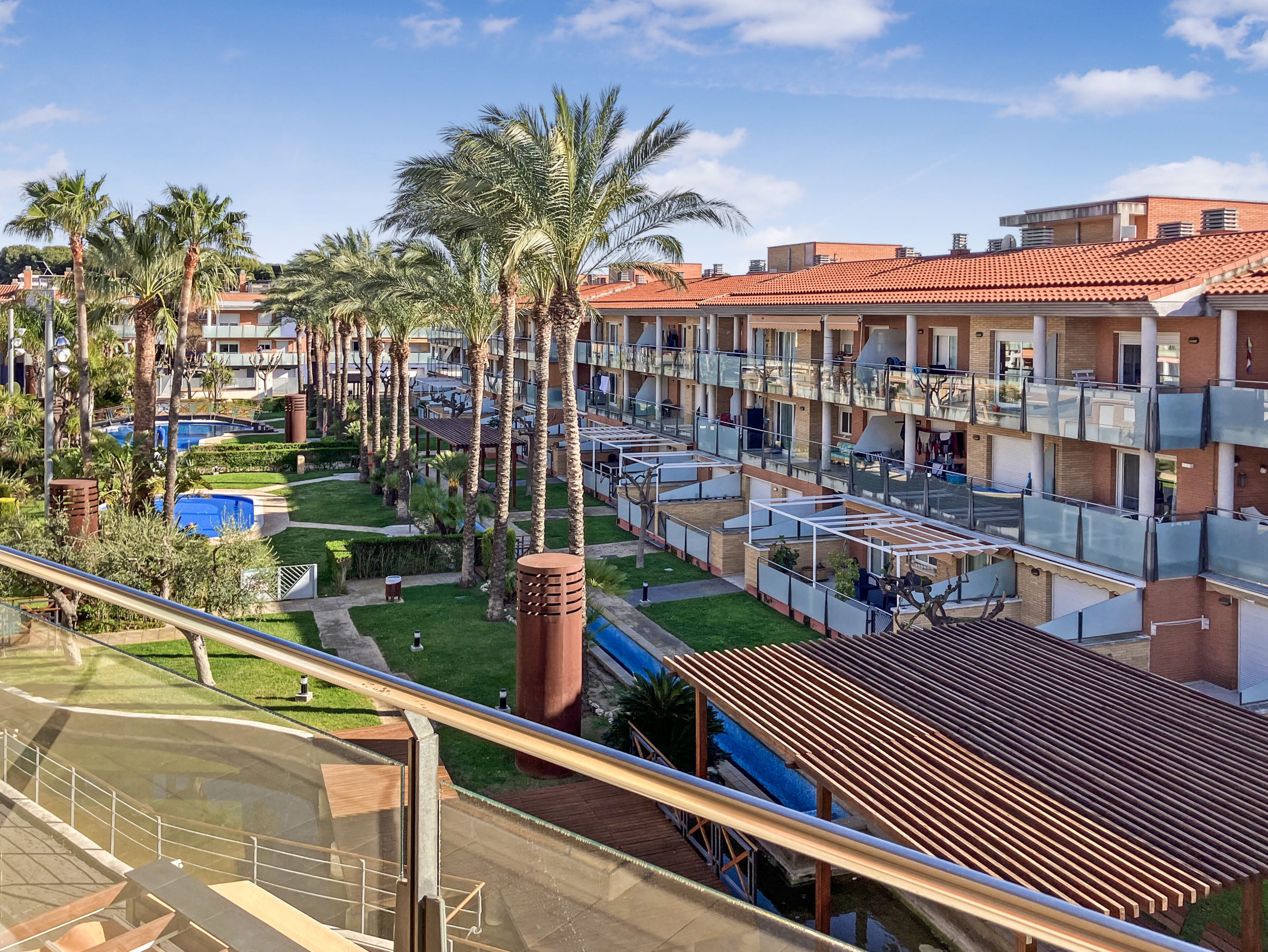 Ein Resort mit mehrstöckigen Gebäuden, Außenpools und Palmen.