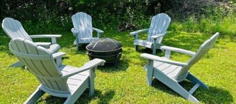 Yale's Cozy Corner  2BR APT W/Patio and Backyard

