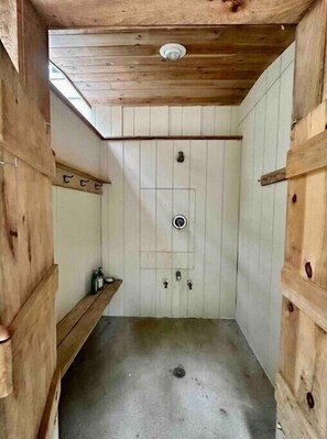 Dusche, Haartrockner, Handtücher, Toilettenpapier