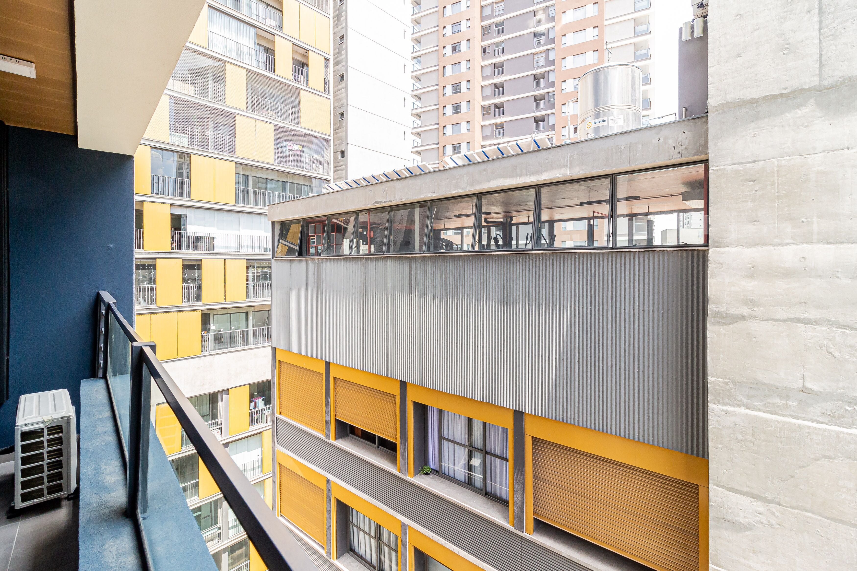 Een gebouw met meerdere verdiepingen, balkons en grote ramen.