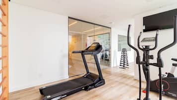 Ett modernt gym med löpband, crosstrainer och motionscykel.