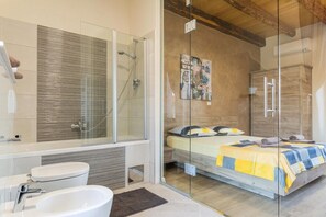 Dusche, Haartrockner, Bidet, Handtücher