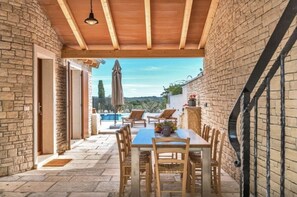 Outdoor dining - Villa Genesis - Oase im Herzen von Marcana mit Infinity Pool und Olivengarten (Marcana)