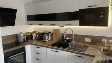 Réfrigérateur, micro-ondes, four, lave-vaisselle