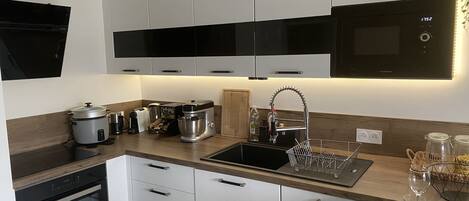 雪櫃、微波爐、焗爐、洗碗機