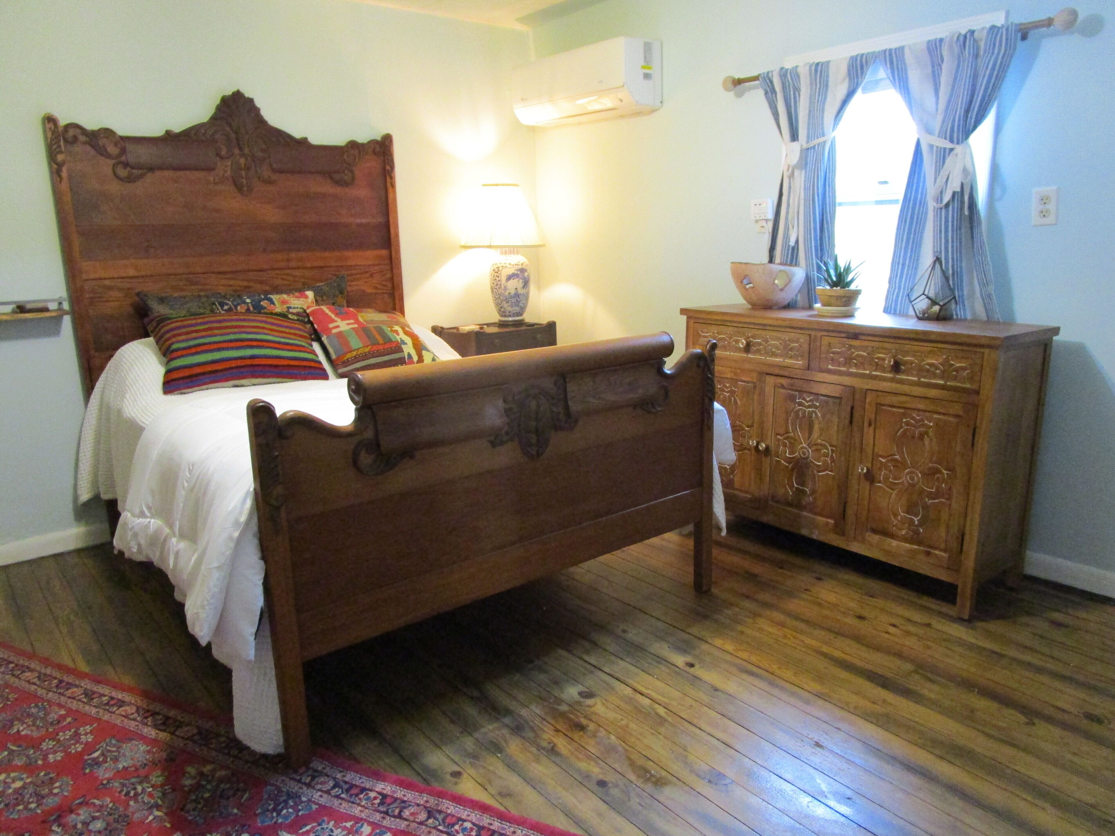 2 bedrooms, desk, iron/ironing board, WiFi