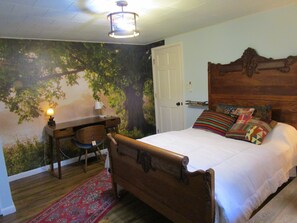 2 bedrooms, desk, iron/ironing board, WiFi