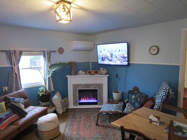 Una Smart TV, una chimenea