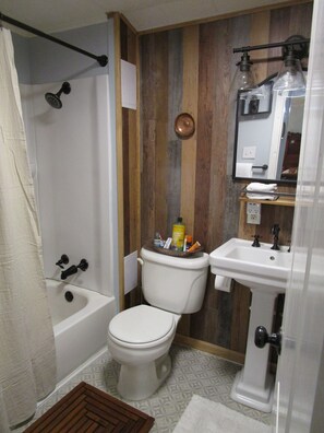 Toallas, jabón, champú y papel higiénico