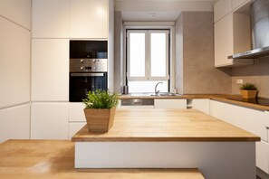 Kjøleskap, mikrobølgeovn, ovn og oppvaskmaskin