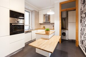 Kjøleskap, mikrobølgeovn, ovn og oppvaskmaskin