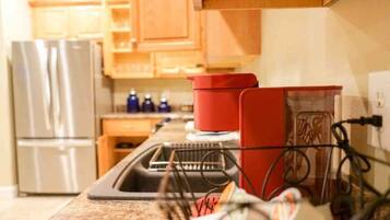 Lemari es, microwave, oven, dan kompor