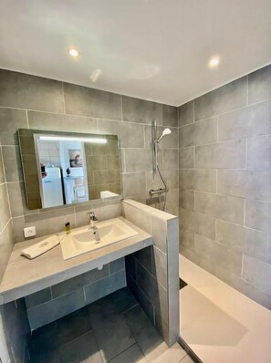 Serviettes fournies, savon, papier toilette