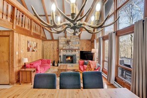 TV connectée, cheminée, jeux vidéo, table de tennis de table