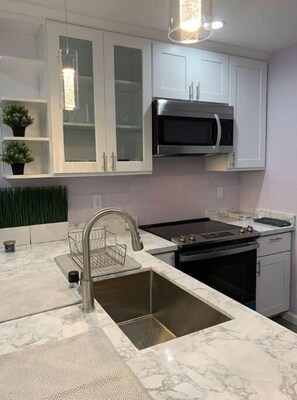 Refrigerador, microondas, horno, placa de cocina