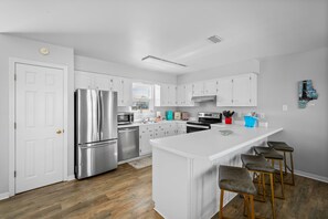 Kjøleskap, mikrobølgeovn, ovn og kokeplater