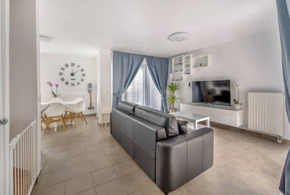 TV - Nice 4 bedroom apartment 13 minutes from Paris
(Juvisy-sur-Orge)