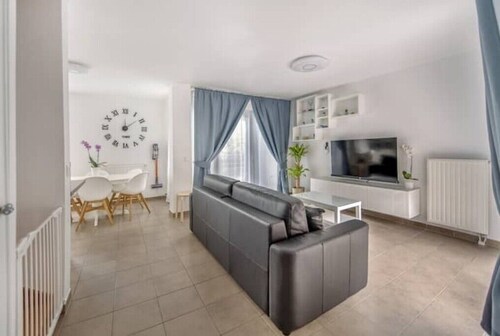 Nice 4 bedroom apartment 13 minutes from Paris

