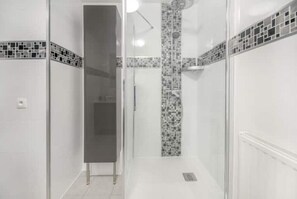 Een douche, een haardroger, handdoeken, zeep
