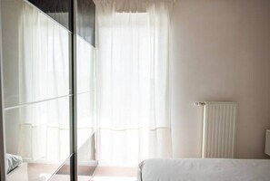 2 bedrooms, iron/ironing board, travel cot, free WiFi