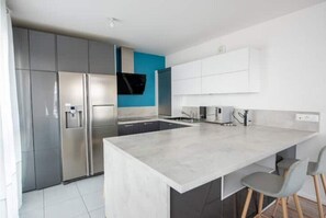 Réfrigérateur, micro-ondes, four, plaque de cuisson