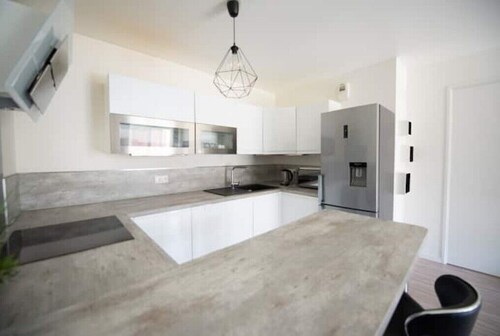 Beautiful 2 bedroom apartment 40 mins from Paris,

