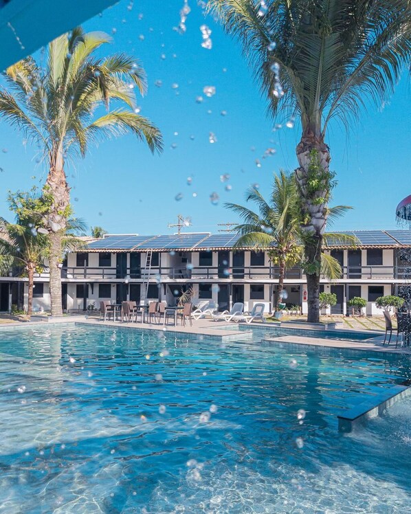 2 piscinas externas, funciona das 9h às 22h, guarda-sóis