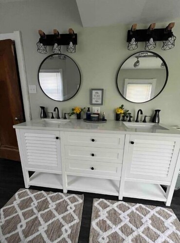 Cozy 3BR farmhouse retreat with fenced back yard