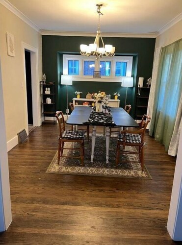 Cozy 3BR farmhouse retreat with fenced back yard