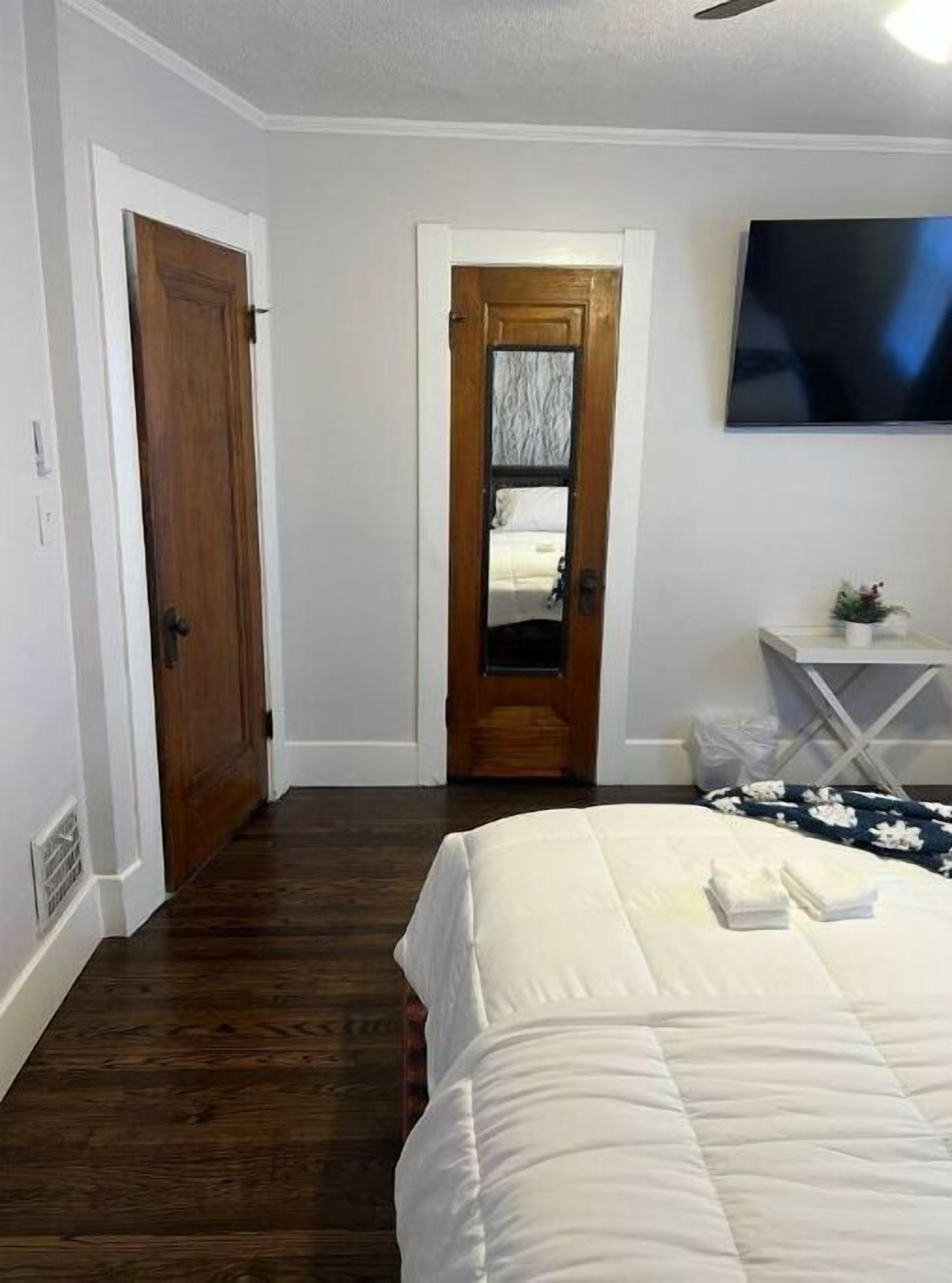 3 sovrum, skrivbord, strykjärn/strykbräda och resesäng