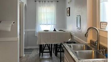 Een koelkast, een magnetron, een oven, een kookplaat