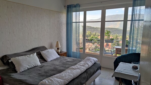 2 bedrooms, iron/ironing board, WiFi