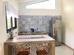 Casa de lujo, acceso a la piscina, vistas a la piscina | Cocina privada | Frigorífico, microondas, utensilios de cocina y mesa de comedor