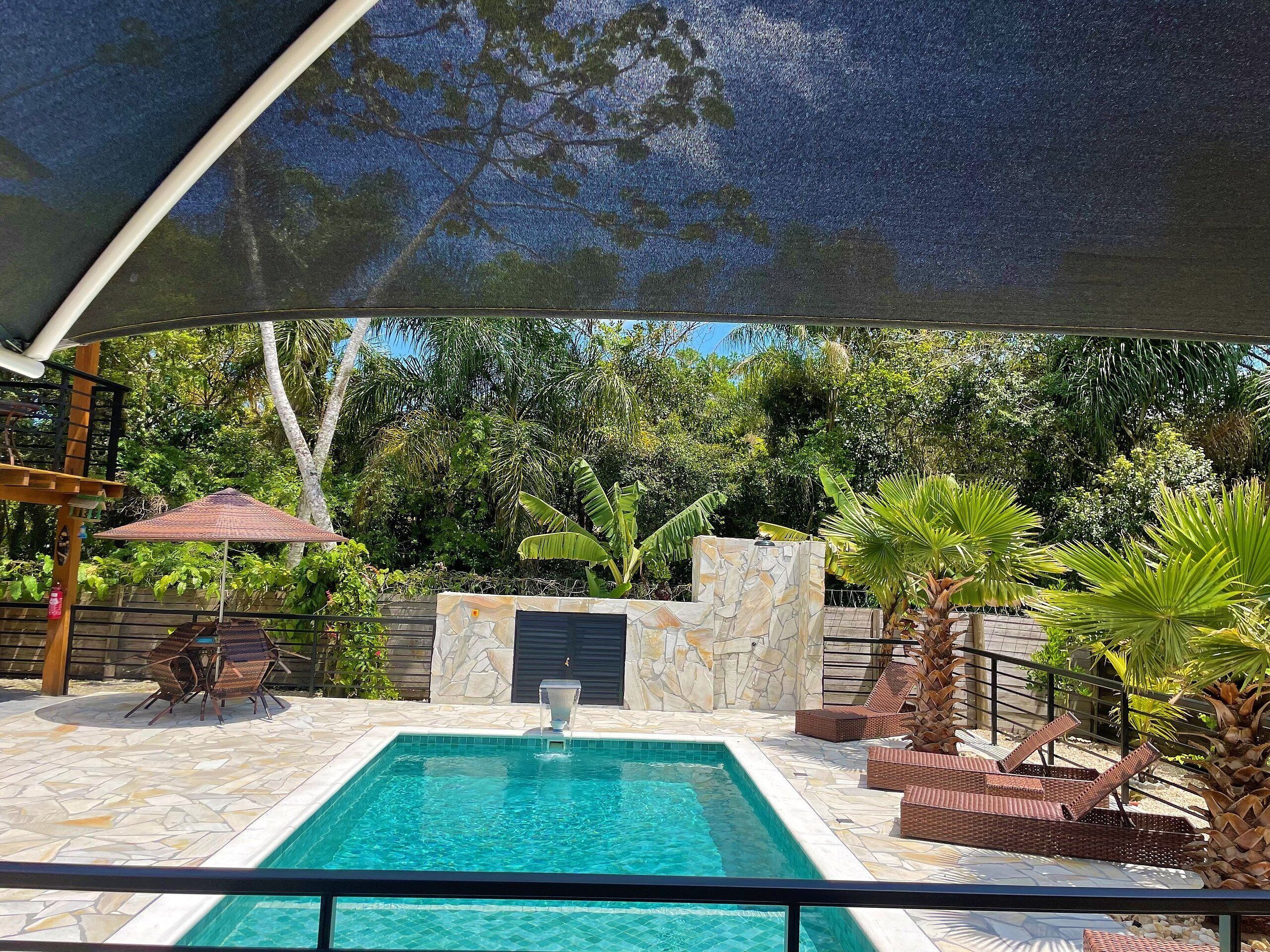 Piscina externa, guarda-sóis