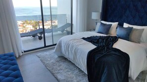 3 عدّة غرف نوم وخزنة داخل الغرفة ومكتب ومكواة/لوح كي