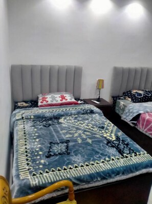3 habitaciones, tabla de planchar con plancha, wifi y ropa de cama 
