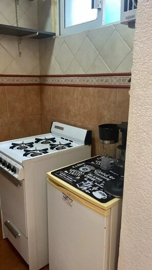 Fridge, microwave, oven, stovetop - El Rinconcito estudio baño-cocina privados, Coyoacán Country Club, zona segura. (Ciudad de México)