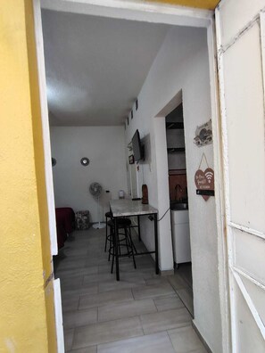 Interior - El Rinconcito estudio baño-cocina privados, Coyoacán Country Club, zona segura. (Ciudad de México)