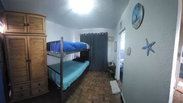 1 habitación, tabla de planchar con plancha, wifi y ropa de cama