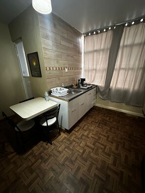 Kühlschrank, Mikrowelle, Wasserkocher mit Kaffee-/Teezubehör, Mixer