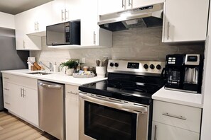 ثلاجة، ميكروويف، فرن، موقد طهي مسطح