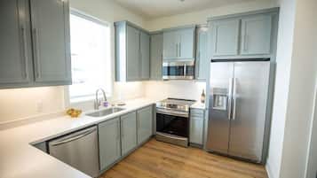 Fridge, oven, stovetop, dishwasher