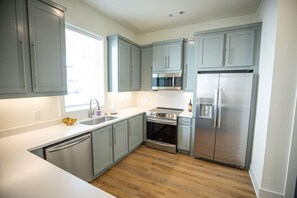 Fridge, oven, stovetop, dishwasher