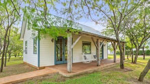 Exterior - Deerfield Countryside Cottage (Waco)
