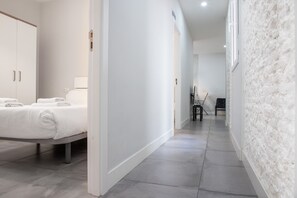 4 habitaciones, tabla de planchar con plancha, wifi y ropa de cama 