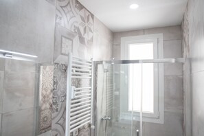 Dusche, Haartrockner, Handtücher