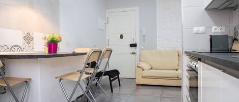 Réfrigérateur, micro-ondes, four, plaque de cuisson