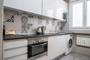 Een koelkast, een magnetron, een oven, een kookplaat