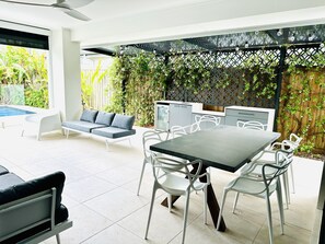 Outdoor dining - Mod lux family home. 20m to Southbank & 30m to theme parks. A/C Pool Bball hoop (Rochedale)